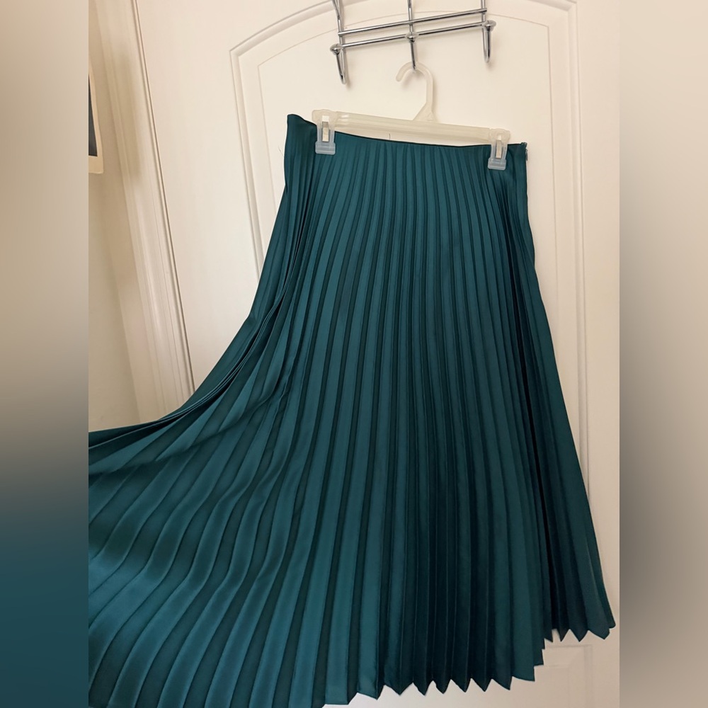 Zara Dark Green pleated skirt - Picture 3 of 4